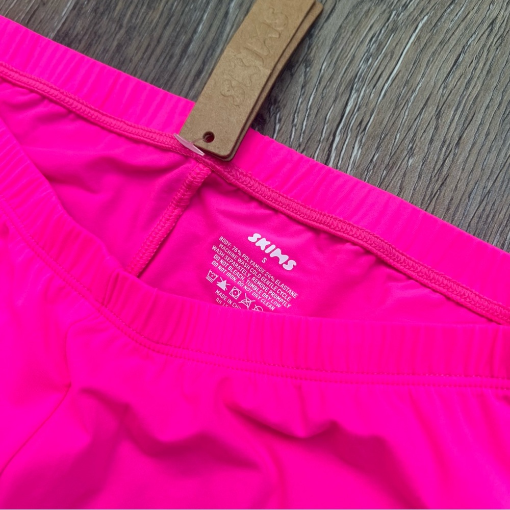 NWT Limited Edition Skims Fits Everybody Biker Shorts in Neon Pink - Picture 3 of 6